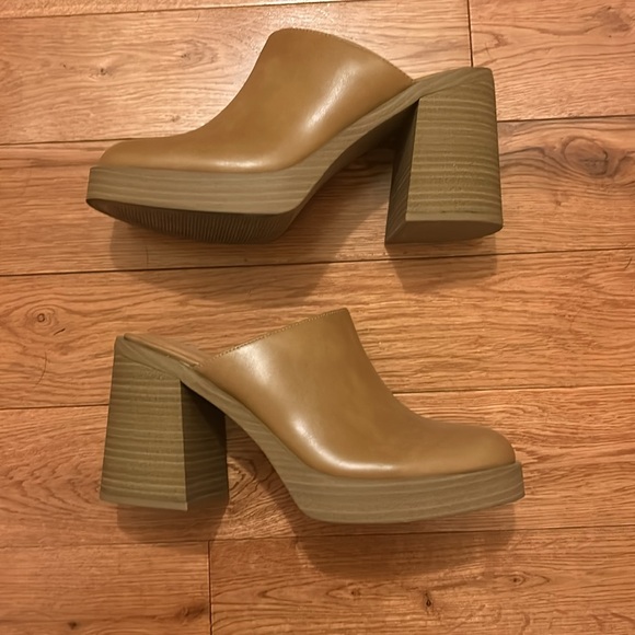 Universal Thread Clogs - Picture 4 of 9